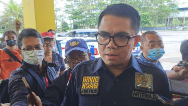 Anggota Komisi III DPR RI Arteria Dahlan saat kunjungan kerja di Stadion Kanjuruhan, Malang, Jawa Timur, 13 Oktober 2022, menyusul tragedi ratusan orang meninggal di stadion itu usai pertandingan antara Arema dengan Persebaya.