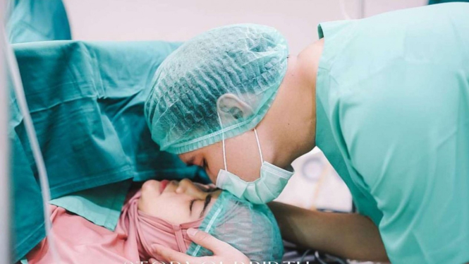 Anisa Rahma melahirkan anak kembar
