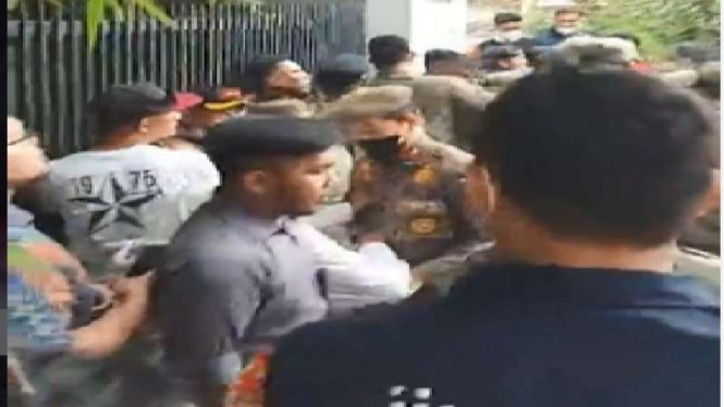 Satpol PP kosongkan rumah Wanda Hamidah