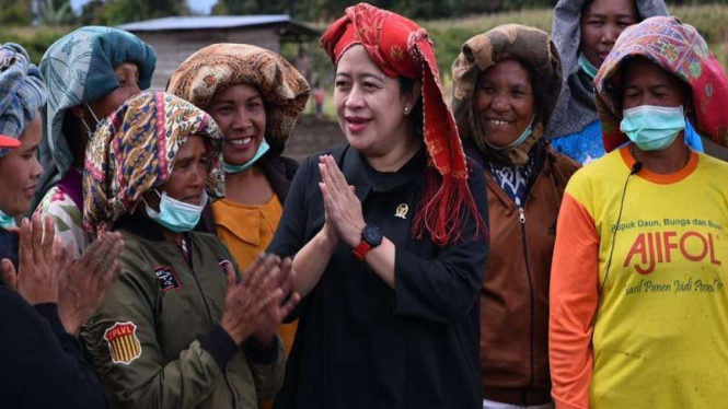 Ketua DPR Puan Maharani bersama para petani.