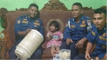 Petugas pemadam kebakaran yang berhasil mengevakuasi anak kecil yang terjebak di mesin cuci
