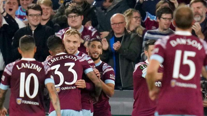Pemain West Ham United rayakan gol.