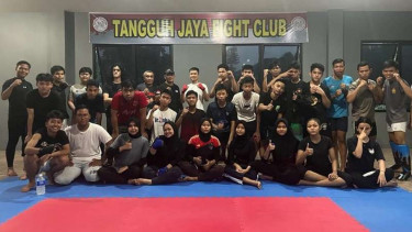 Kapolsek Cilandak Kompol Multazam Lisendra bersama pelajar