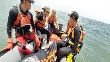 Tim Sar evakuasi jasad warga Batang yang terseret ombak.