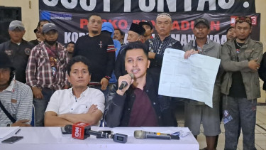 Tim Gabungan Aremania menunjukan bukti diagnosa berbeda pada korban Tragedi Kanjuruhan.