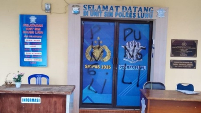 Bangunan Polres Luwu Dicoreti tulisan Sarang Korupsi dan Sarang Pungli. 