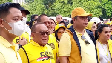 Ketua Umum Partai Golkar Airlangga Hartarto (kedua dari kanan) bersama Ketua Dewan Pembina Aburizal Bakrie (ARB) sesaat sebelum membuka kegiatan jalan sehat bersama sebagai rangkaian HUT Partai Golkar di Jakarta, Minggu pagi, 16 Oktober 2022.
