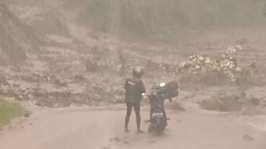 Banjir membuat akses di Senggigi terputus.