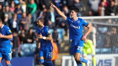 Selebrasi gol Elkan Baggott saat Gillingham vs Stevenage