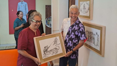 Ganjar Pranowo dapat lukisan dari Butet Kartaradjasa.
