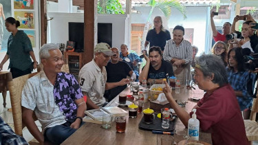 Seniman teater asal Yogyakarta Butet Kartaredjasa menjamu Gubernur Jawa Tengah Ganjar Pranowo di kediamanny di Kabupaten Bantul, Daerah Istimewa Yogyakarta, Minggu, 16 Oktober 2022.