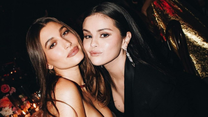 Hailey Bieber dan Selena Gomez.