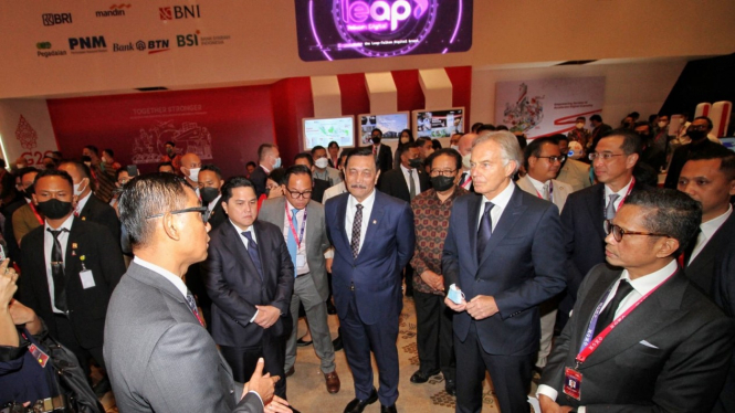 (ki-ka) Menteri BUMN Erick Thohir, Wamen BUMN II Kartika Wirjoatmodjo, Menko Kemaritiman dan Investasi Luhut, dan pejabat negara dalam SOE International Conference #BUMNuntukG20 #SOEInternationalConference di Bali Nusa Dua Conference Center, Senin (17/10)