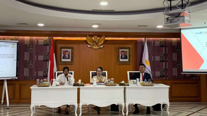 Mensos Tri Rismaharini (kiri), Eksekutif Sekretari UNESCAP Armida (tengah)