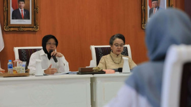 Mensos Tri Rismaharini (kiri), Eksekutif Sekretari UNESCAP Armida (tengah)
