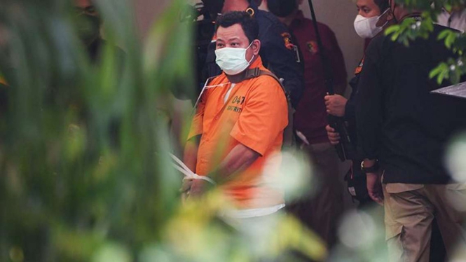 Tersangka Kuat Maruf bersiap memeragakan salah satu adegan rekonstruksi di rumah dinas Ferdy Sambo yang merupakan tempat kejadian pembunuhan Brigadir J di Jalan Duren Tiga Barat, kompleks Polri Duren Tiga, Jakarta, Selasa, 30 Agustus 2022.