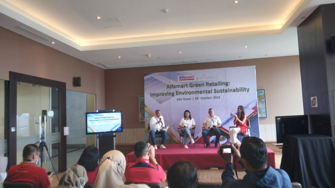 Alfamart gunakan energi ramah lingkungan berupa PLTS.
