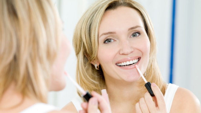 Ilustrasi lip gloss/make up.