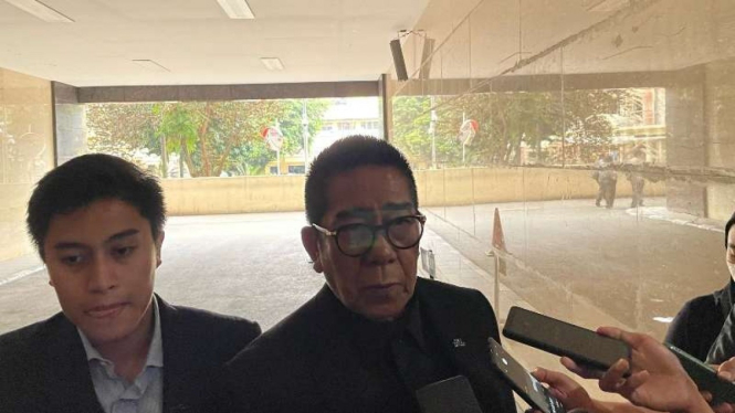 Pengacara Henry Yosodiningrat di gedung Bareskrim, Jakarta