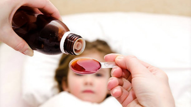Ilustrasi sirup obat batuk anak. 