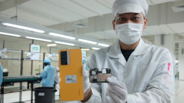 Proses Perakitan Ponsel Oppo A77s.