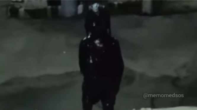 Seorang anak tercebur got hingga sekujur tubuhnya hitam