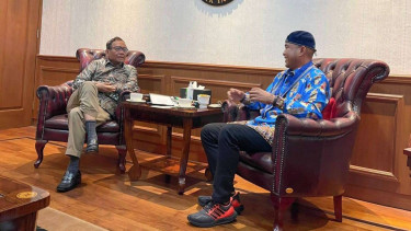 Menko Polhukam Mahfud MD dan Ketum GMKI Jefri Edi Irawan Gultom (kanan).