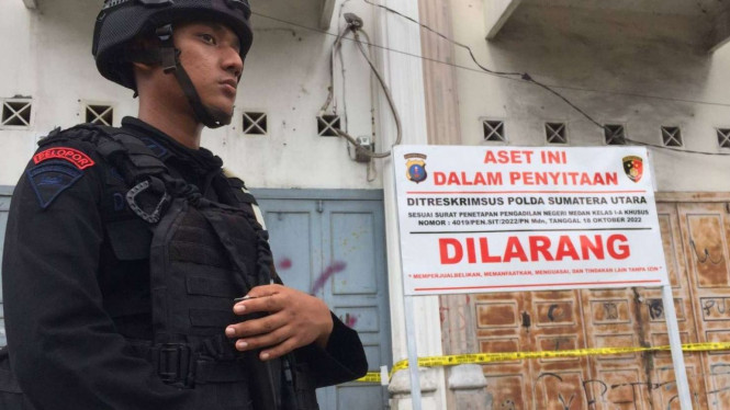  Polda Sumut saat menyita aset berupa bangunan ruko milik Apin BK.