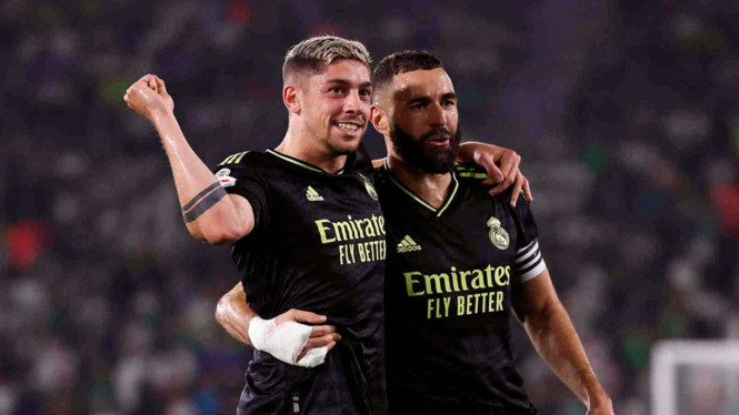 Federico Valverde dan Karim Benzema merayakan kemenangan Real Madrid vs Elche