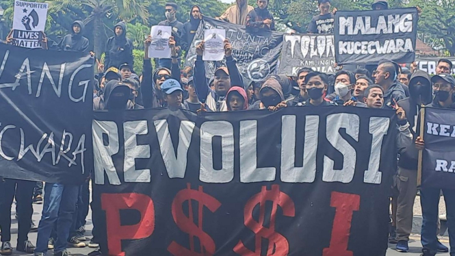 Aksi damai Aremania menuntut keadilan untuk korban tragedi Kanjuruhan.
