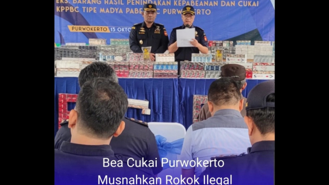 Bea Cukai musnahkan ribuan batang rokok ilegal. 