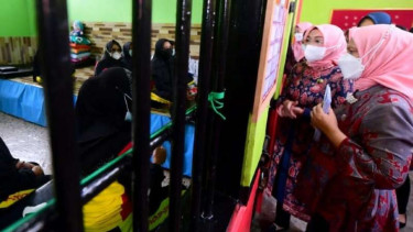 Iriana Jokowi dan Wury Ma'ruf Amin berinteraksi dengan penghuni Lapas Jambi