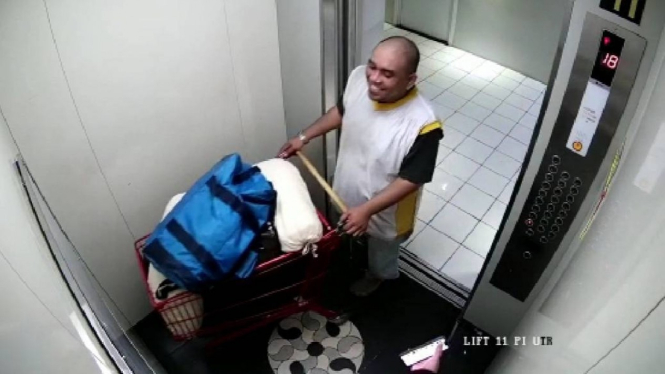 Rekaman CCTV pelaku R saat membawa mayat Ade Yunia dengan troli.