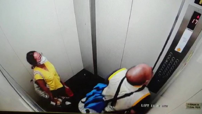 Pelaku Rudolf (kanan) dalam lift bersama korban Icha.