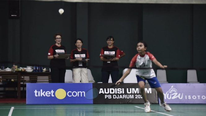 Tim Pencari Bakat sedang menilai kemampuan para peserta Audisi Umum PB Djarum