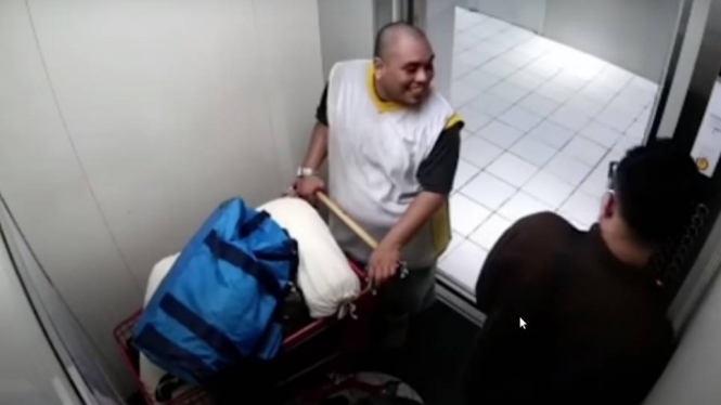 Pelaku Rudolf membawa troli mayat rekannya, Icha.