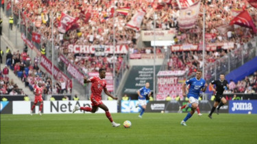 Pertandingan Hoffenheim vs Bayern Munich. 
