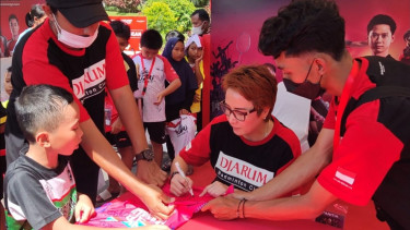 Salah satu peserta Audisi Umum PB Djarum 2022, Ghifari Radhitya, saat berburu tanda tangan Yuni Kartika