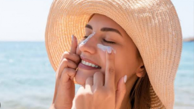 Ilustrasi memakai sunscreen