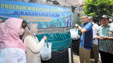 Menparekraf Sandiaga Uno (baju biru)
