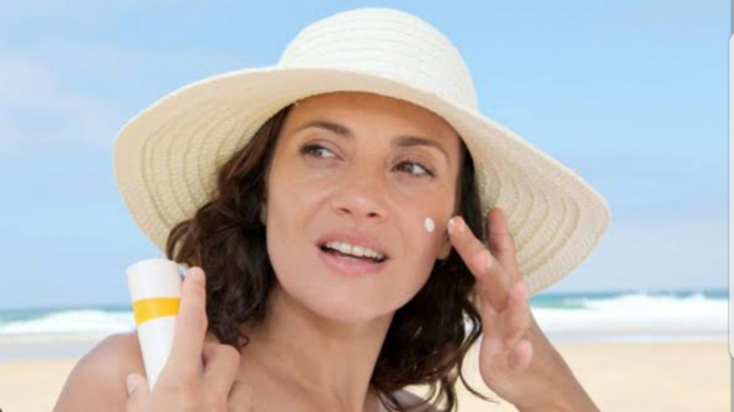 Ilustrasi memakai sunscreen