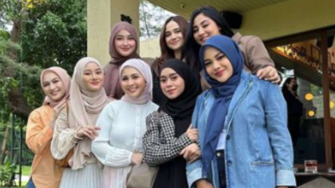 Lesti Kejora dan sahabat-sahabat artisnya
