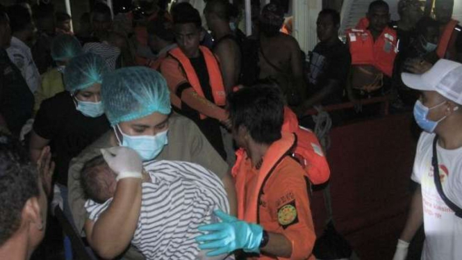 Petugas medis mengendong balita dari kapal Cantika Express 77 yang terbakar.