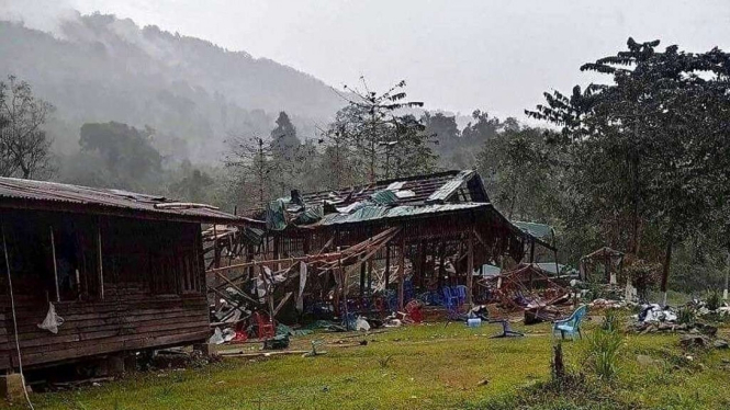 Puing-puing berserakan usai serangan udara di negara bagian Kachin, Myanmar.