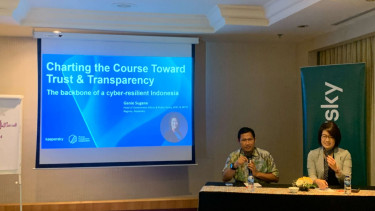 Direktur CiSSRec Pratama Persadha dan Head of Government Affair Genie Sugene Gan.