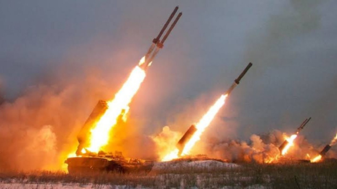 VIVA Militer: Serangan artileri roket militer Rusia di Ukraina