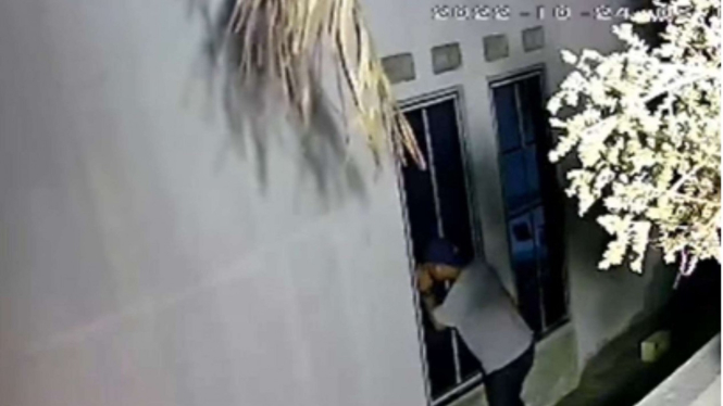 Pelaku pencurian ponsel di sebuah rumah yang sedang dibangun