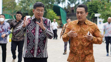 Stafsus Presiden, Diaz Hendropriyono Saat Meninjau Produksi Motor Listrik