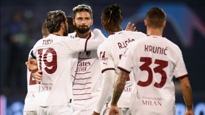 Para pemain AC Milan merayakan gol. 