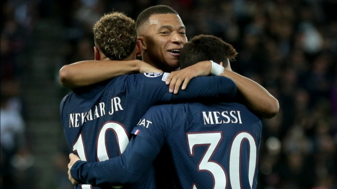 Para pemain PSG merayakan gol. 
